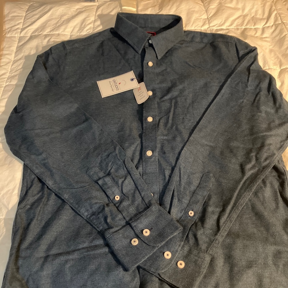 Blue flannel button-down shirt, men’s